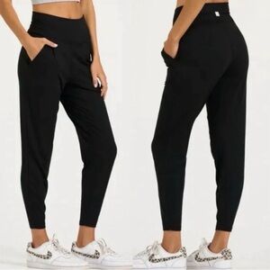 Vuori Luxe Harem Pants in Black - Like New